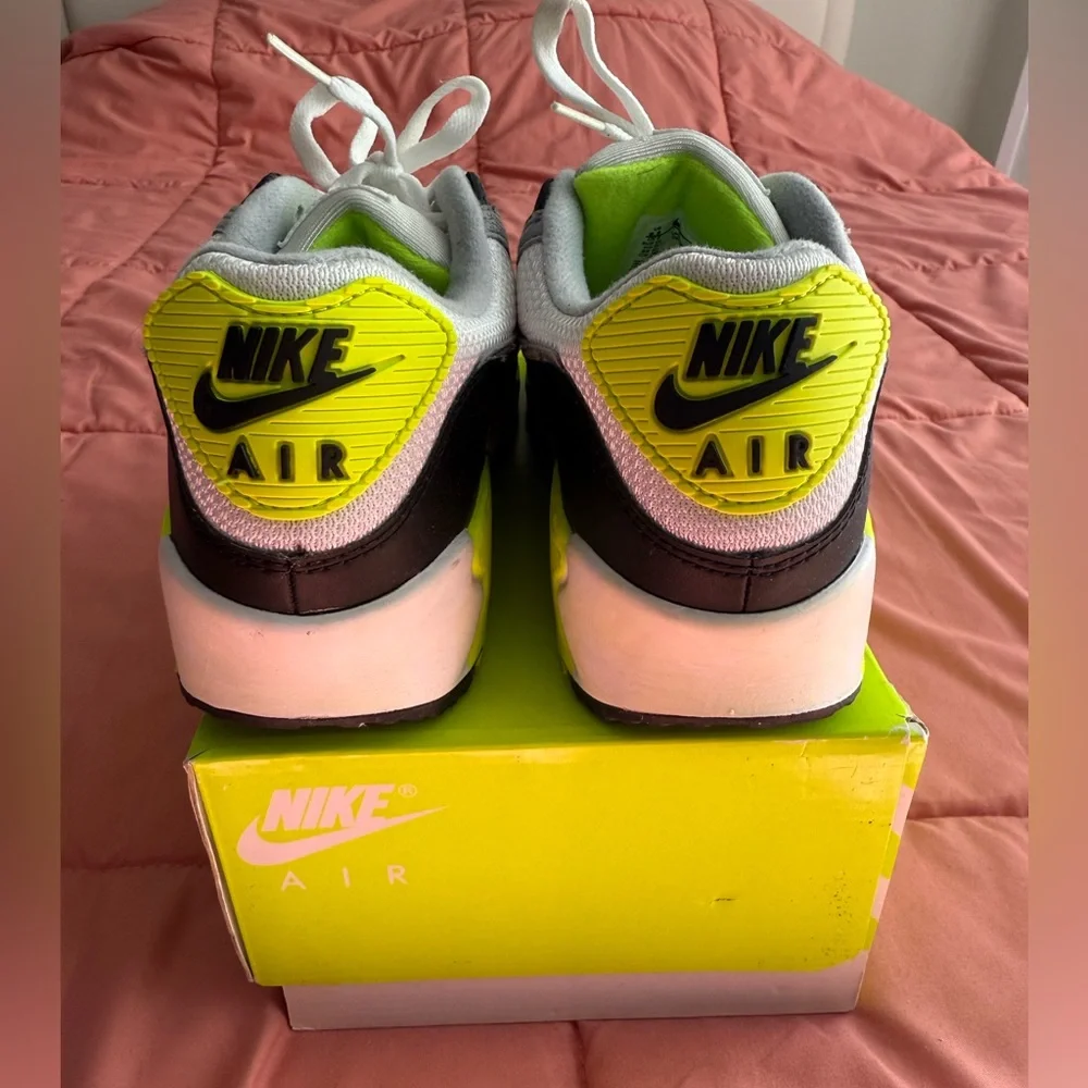 Woman’s Air Max 90 *Neon Green* - Picture 4 of 8